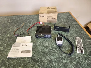 Transmisor móvil Icom IC-F2821D UHF con accesorios - Imagen 1 de 17