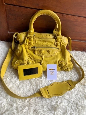 Bolso de ciudad BALENCIAGA de cuero de cordero amarillo calzado gigante para motocicleta Foto 1 de 4