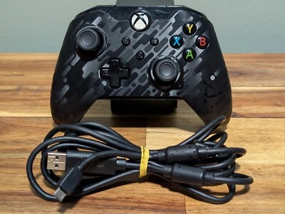 PDP WIRED CONTROLLER FOR XBOX ONE & PC BLACK STEALTH CAMO - Tested - Bild 1 von 4