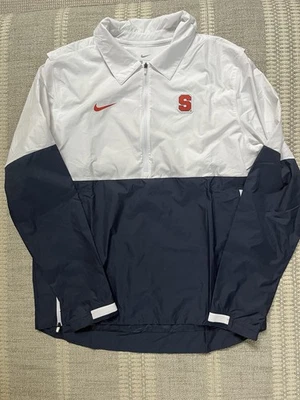 Cortavientos Syracuse Para Hombres Mediano Nike Gameday 1/4 Cremallera Manga Larga Usado en Excelente Condición Azul Marino Foto 1 de 4
