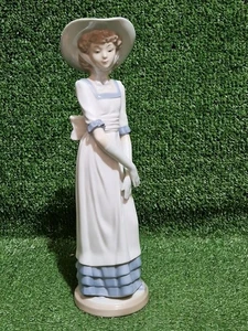 Statuina porcellana Nao By Lladro ragazza con cofano e guanti 1987 vintage - Foto 1 di 9