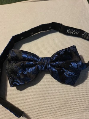 Pajarita de seda HUGO BOSS negro/azul paisley jacquard Italia  Foto 1 de 3