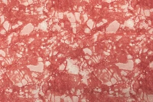 100% Baumwollstoff ~ rosa Marmor mit roten Glitzerspritzern ~ BTY - Bild 1 von 2