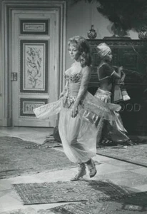 MICHELE MERCIER ANGELIQUE ET LE ROY 1966 PHOTO ORIGINAL #45 - Picture 1 of 2