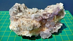 XLS Massiver Lila Phantom Fluorit auf Calcit Matrix mit Hundezahn - Pakistan - Bild 1 von 12