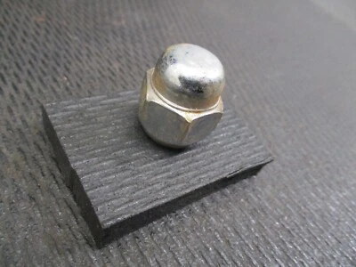 Infiniti G20 1999 tuerca de rueda Foto 1 de 4