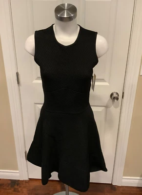 Vestido Rasgado por Ronny Kobo Preto Listrado Texturizado Fit & Flare, Tamanho Grande Novo com etiquetas! - Imagem 1 de 4