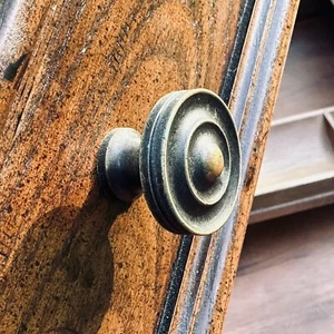 Perno cajón de latón antiguo muebles finos colección de cuatro siglos HENREDON - Imagen 1 de 12