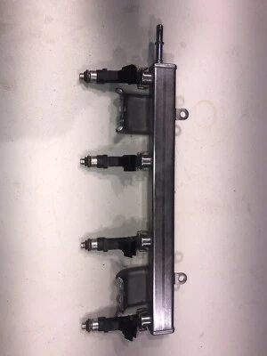 Inyectores de combustible con riel Mazda 3 2010-2013 2,5 L. Número de pieza L506 estado usado Foto 1 de 2