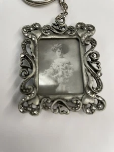 Portachiavi piccolo cornice portafoto strass cuori rotoli filigrana ornato - Foto 1 di 3