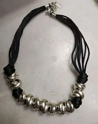 Collana in Tessuto Nero e Palline In Metallo. DIM Bijoux. Fatto A Mano - Immagine 1 di 4