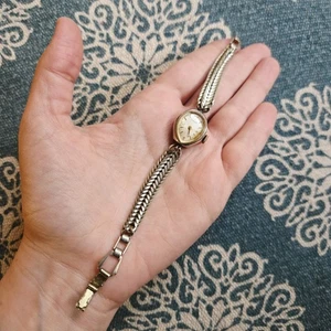 Vintage Timex zierliche Gold & Silber Teardrop Birnenförmige Uhr - Bild 1 von 8