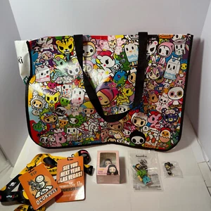 Designer Con DCON 2023 VIP Emaille Pin / Bearbrick / Schlüsselbänder / Tokidoki Tasche Set - Bild 1 von 10
