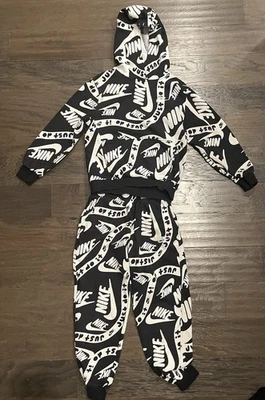 Conjunto de sudadera y pantalones Nike de vellón mediano para jóvenes Foto 1 de 4