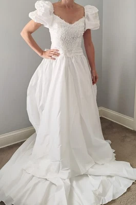 Vestido de novia vintage años 80 talla 3/4 J C centavo mangas abullonadas lazo trasero con tren Foto 1 de 4