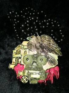 Birds Movie 2003 Krewe of Bacchus Float Theme Bead Mardi Gras Alfred Hitchcock - Picture 1 of 2