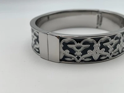 Pulsera Talbots Bisagras Pesadas Tono Plata con Esmalte Blanco y Negro Foto 1 de 4