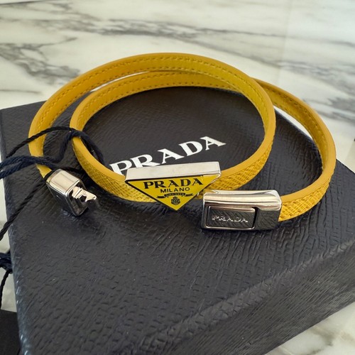 Prada 2IB286 Bracciale Unisex Doppio Avvolgimento In Pelle Nappa Giallo (Suola) Con Charm