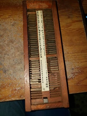 ANTIQUE TYPESETTER TRAY WITH TYPESET PIECES - Image 1 of 4