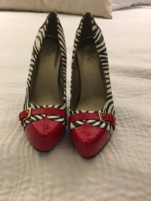 Tacones altos Qupid rayas cebra negras/blancas con tacones rojos y hebilla roja en la puntera Foto 1 de 3