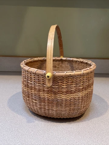 Nantucket Style Basket Handwoven Bail Handle Slight Oval 8”x7.5”, 4” Tall Cover