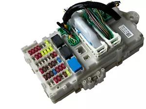 Honda HR-V 2020 interior cabina caja de fusibles bloque de conexiones 7470-5733-0 W ¡OEM! - Imagen 1 de 6