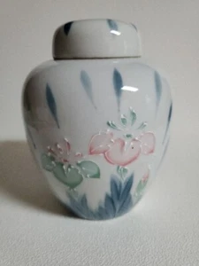 Porcelain Hand Decorated Ginger Jar w/Iris Flowers Circa 1960's Made in Japan - Picture 1 of 13