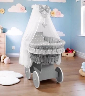 BABYMAM Graue Weidenrollen Moseskorb Baby + komplettes Bettwäsche Set kleine weiße Sterne auf grau