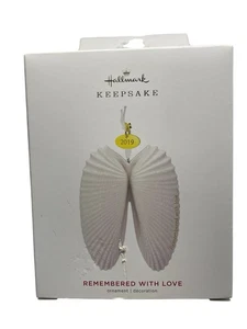 Hallmark Andenken Ornament 2019 Porzellan Remembered With Love Engelsflügel Muschel - Bild 1 von 8