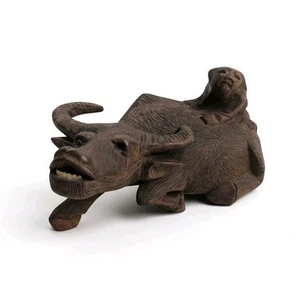 Estatuilla de colección tallada a mano de madera oscura búfalo de agua y jinete - arte popular asiático - Imagen 1 de 8