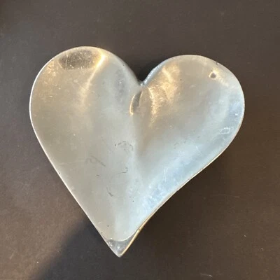 Bandeja para baratijas Pottery Barn - Plato para monedas anillo corazón aluminio tono plata Foto 1 de 2