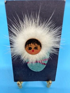 Handwerkliche Norma Daniels Alaska Eskimo Brosche handgefertigt Nerz Pelz Baby Wimpel Neu aus altem Lagerbestand - Bild 1 von 10