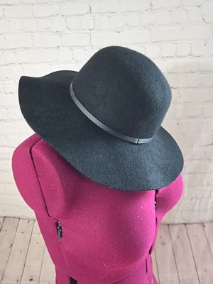 Sombrero de fieltro de lana negro floopy ala ancha otoño/invierno marca Target Witchy Goth Foto 1 de 3