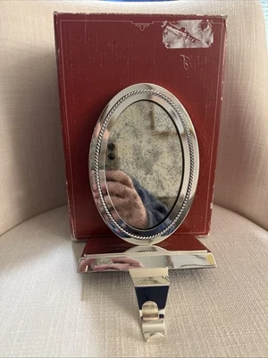 Porta medias de Navidad Pottery Barn redondo ovalado acabado espejo antiguo torcido Foto 1 de 4