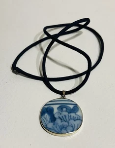 Vintage 925 Sterling Silver 925 Porcelain Shard Pendant Necklace Blue White - Picture 1 of 6