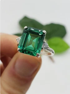 Three Stone Emerald Engagement Ring Emerald Cut 9x7 MM 925 Silver Best For Women - Picture 1 of 7