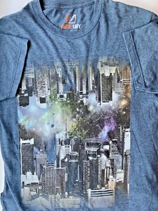 JUNGE HERREN/TEENS AMPLIFY KURZÄRMLIGES T-SHIRT GRAFIK CITY SKYLINE GRÖSSE SMALL - Bild 1 von 4