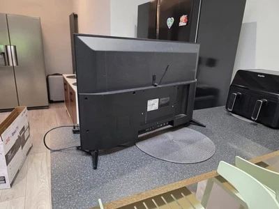 Sharp Roku TV 32" HD Ready Smart TV LED TV modello 32FD1K non funzionante per ricambi.  - Immagine 1 di 3