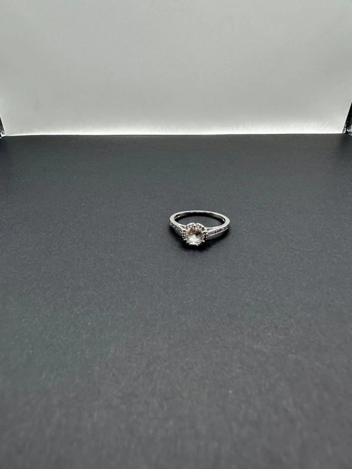 Hermoso anillo de compromiso de oro blanco de 10 quilates con diamantes talla 7,5 Foto 1 de 4