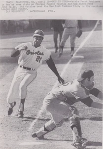 1971 Press Photo Yankees Catcher Thurmon Munson Tags Out Orioles Frank Robinson - Picture 1 of 2