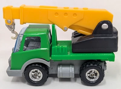 Camión grúa de plástico vintage Arco verde amarillo vehículo utilitario juguete Hong Kong Foto 1 de 4