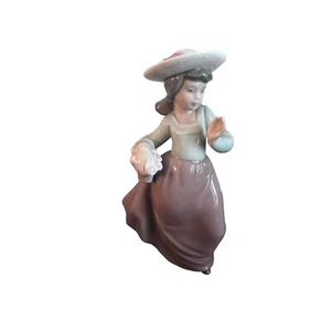 Estatuilla Nao de Lladro Daisa 565 Out For a Pasear 1988 7" porcelana fina España - Imagen 1 de 7