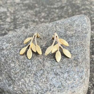 Pendientes colgantes perforados en tono dorado esmaltados hojas de Aurelia - Imagen 1 de 1