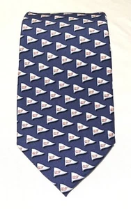 Neu ohne Etikett Vineyard Vines Martha's Vineyard Wale in Flaggen - Monogramm Herren Seidenkrawatte - Bild 1 von 12