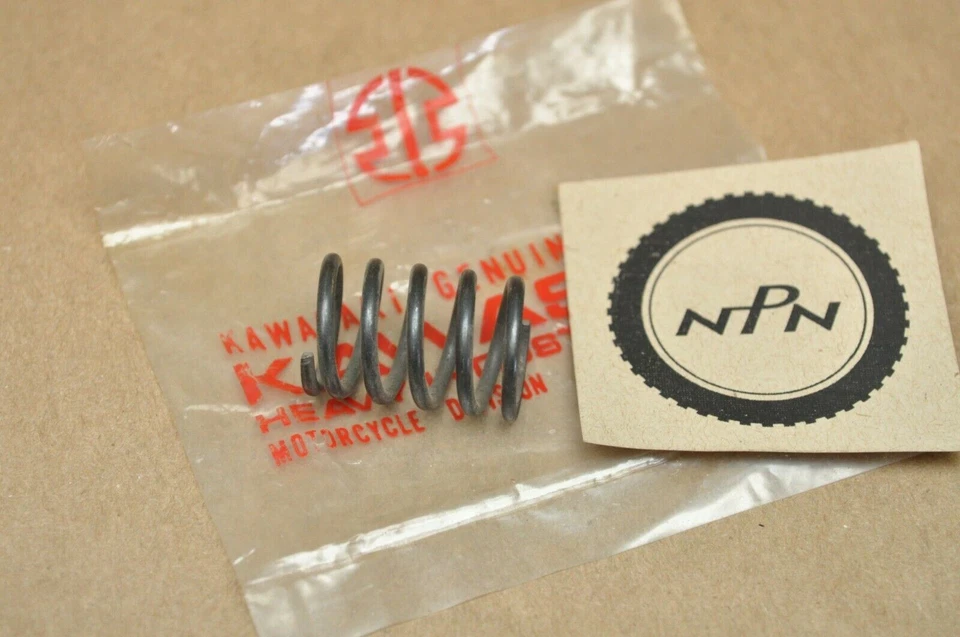 Nuevo de Lote Antiguo OEM Kawasaki 125 años 60 B8 S B8 T? Muelle de embrague 92081-010 Foto 1 de 1