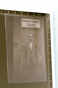 Negativo antiguo - Hombre está delante de la entrada caja de ahorros circular - Alpirsbach - Imagen 1 de 3