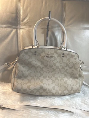 Bolso Coach Mini Lillie Carryall Signature C Dorado Caqui Claro Tiza Blanco Mediano Foto 1 de 4