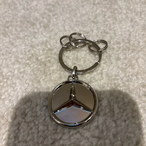 Llavero metálico con logotipo plateado Mercedes Benz 1,25" de diámetro - Imagen 1 de 5