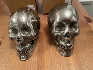 RARO set di 2 teschio scheletro in metallo fienile in ceramica in pensione decorazione da interno Halloween! - Foto 1 di 7