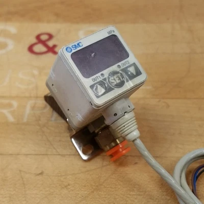 SMC ISE40-W1-62L Pressure Sensor and Control Switch, 12-24 VDC 0.100 - 1.000 Mpa - Image 1 of 4